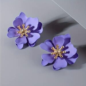 💜 Betsey Johnson Violet flower earrings 💜